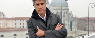 Alejandro_Aravena_Photo-by-Andrea-Avezz¦